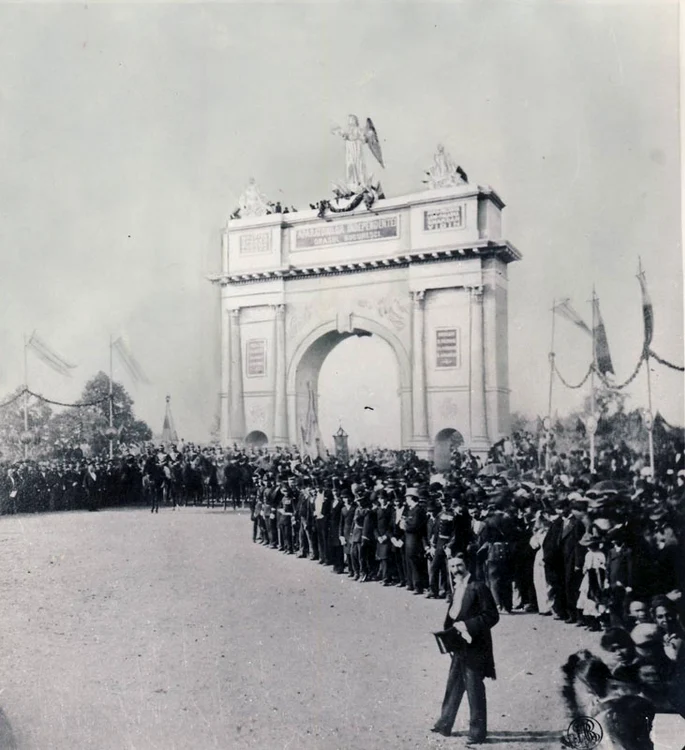 Intrarea Armatei române în București în 1878 - fotografie de Franz Mandy