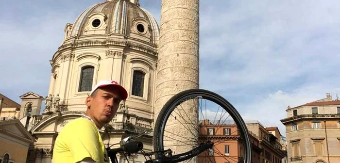 Victor alături de bicicleta sa FOTO: Arhivă personală