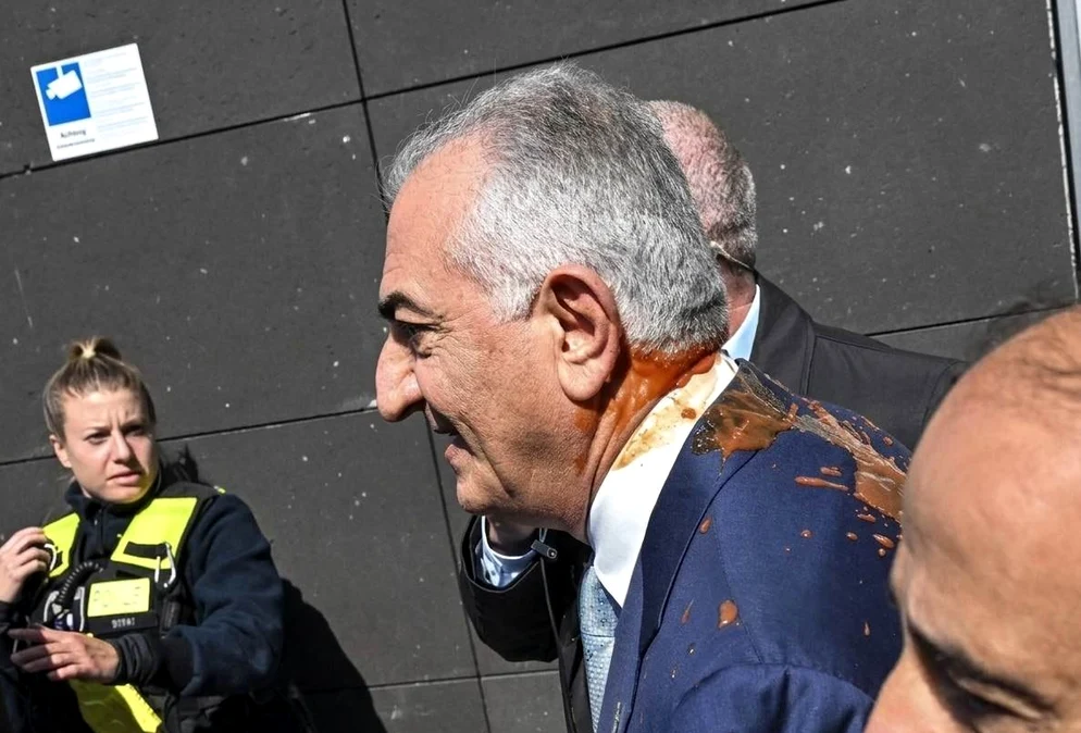  Reza Pahlavi, atacat cu un lichid roșu la Berlin FOTO: X