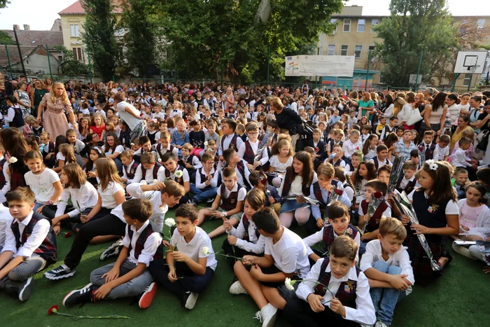 Cei mici şi mari sunt aşteptaţi de azi la şcoală. FOTO: Mediafax