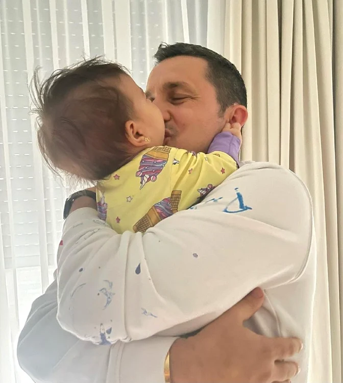 Flick își sărută fetița pe gură