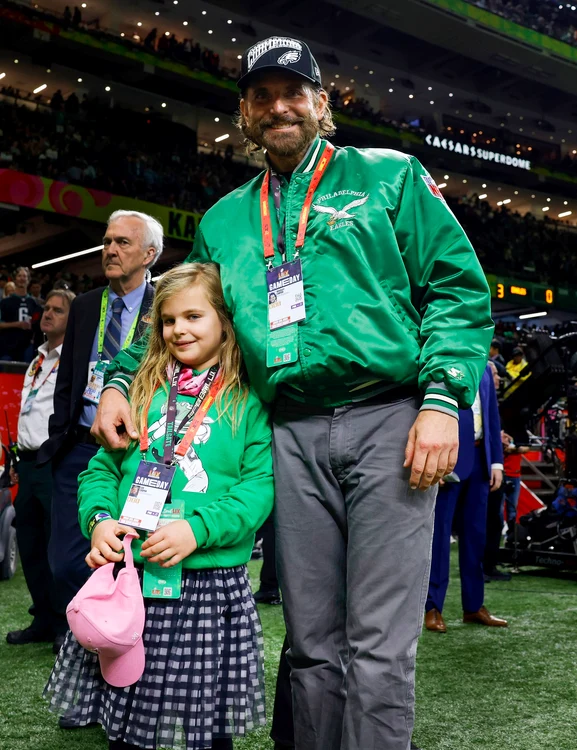 Bradley Cooper și fiica lui, Lea, la Super Bowl 2025