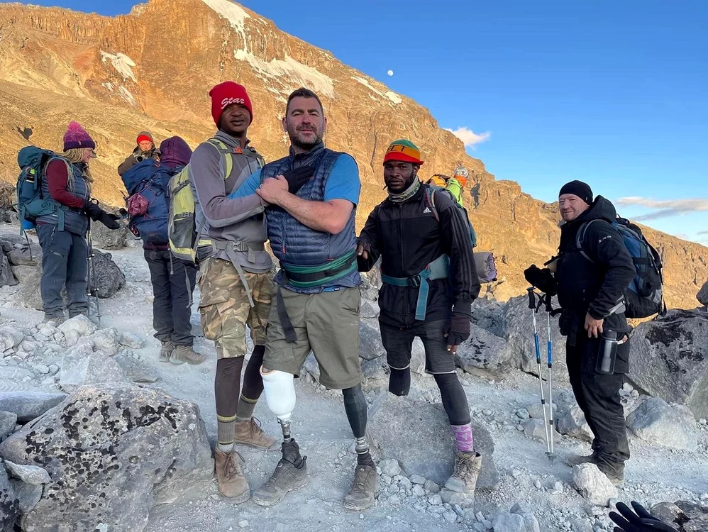 Britanicul a urcat în vârf alături de alți zeci de alpiniști  (Foto: Facebook)