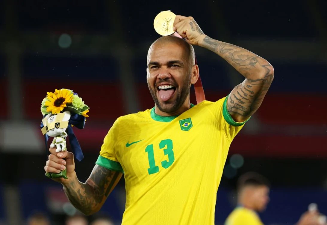 Dani Alves, cu medalia de aur numărul 42 din carierăFoto: Guliver/ GettyImages