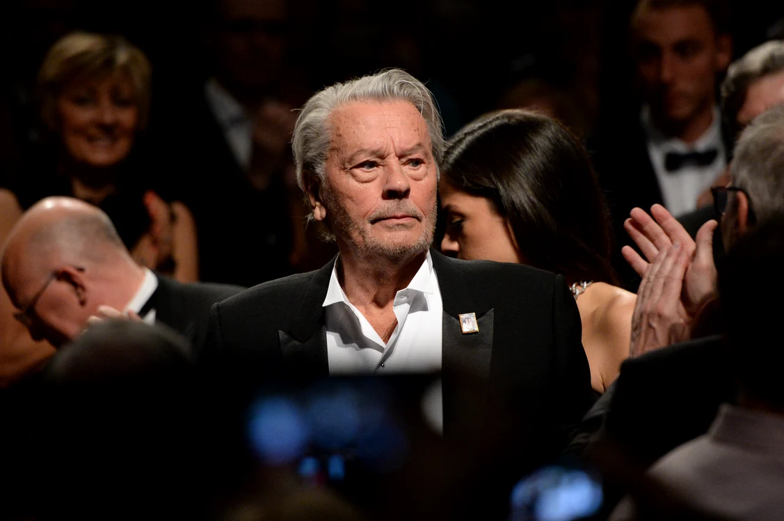 
    Alain Delon, emoționat înainte de a primi trofeul Palme d'Or din mâinile fiicei sale, Anouchka Delonfoto: Getty Images  
