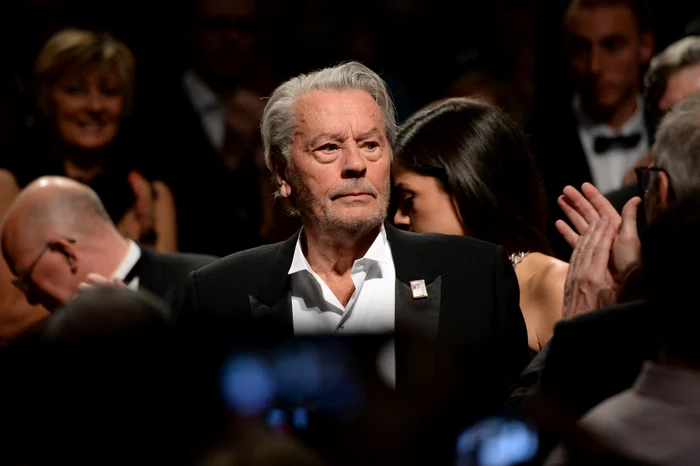 
    Alain Delon, emoționat înainte de a primi trofeul Palme d'Or din mâinile fiicei sale, Anouchka Delonfoto: Getty Images  