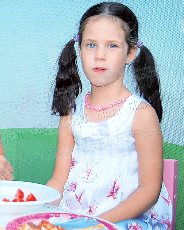 Violeta ştie, la nici cinci ani, să scrie şi să citească