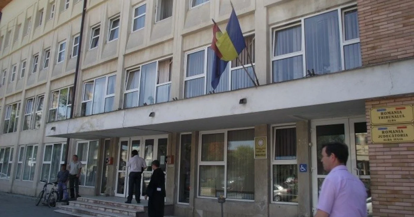 În clădire funcţionează două instanţe de judecată şi două Parchete