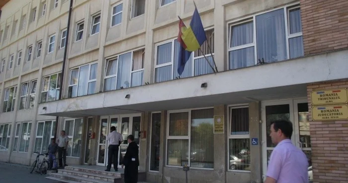 În clădire funcţionează două instanţe de judecată şi două Parchete