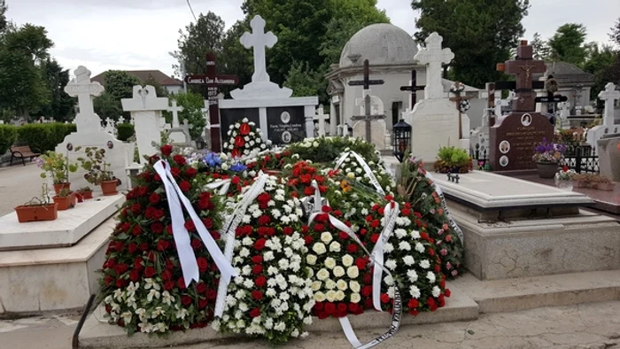 Mormântul patronului hexi pharma a fost împodobit cu coroane de flori