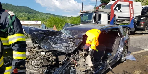 Un autoturism s-a lovit frontal cu un TIR încărcat cu maşini pe Valea Oltului la Călimăneşti - Vâlcea Foto ISU Vâlcea