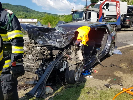 Un autoturism s-a lovit frontal cu un TIR încărcat cu maşini pe Valea Oltului la Călimăneşti - Vâlcea Foto ISU Vâlcea