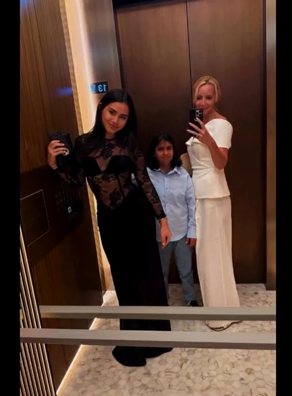 Daciana Sârbu, alături de cele două fiice, Maria și Irina foto: Instagram 
