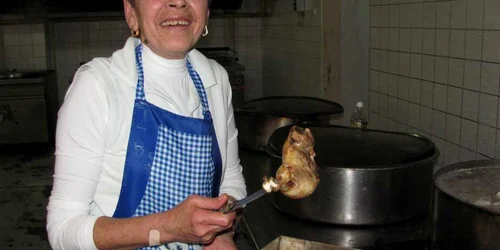 La bucătărie au rămas câte trei angajate pe tură