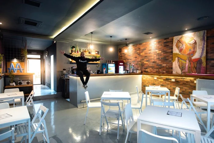 Oase și-a deschis un bar în centrul Capitalei