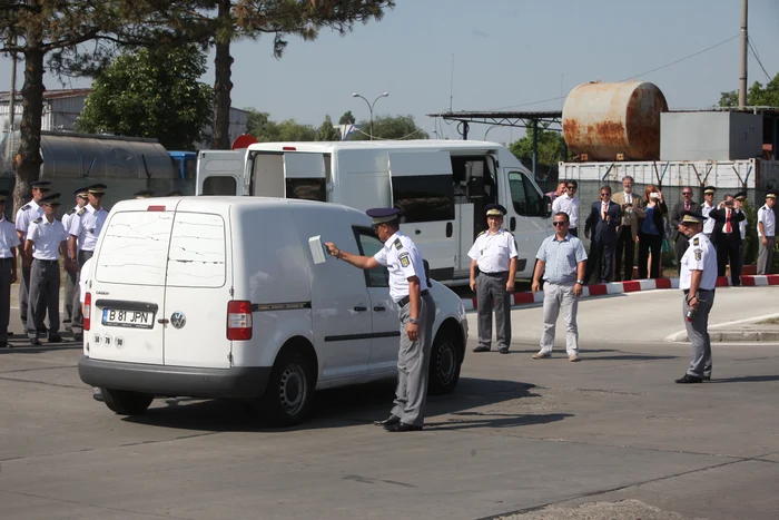 Șoferul e tras pe dreapta, iar mașina e scanată cu ajutorul unor dispozitive de mărimea unor cutii de bomboane