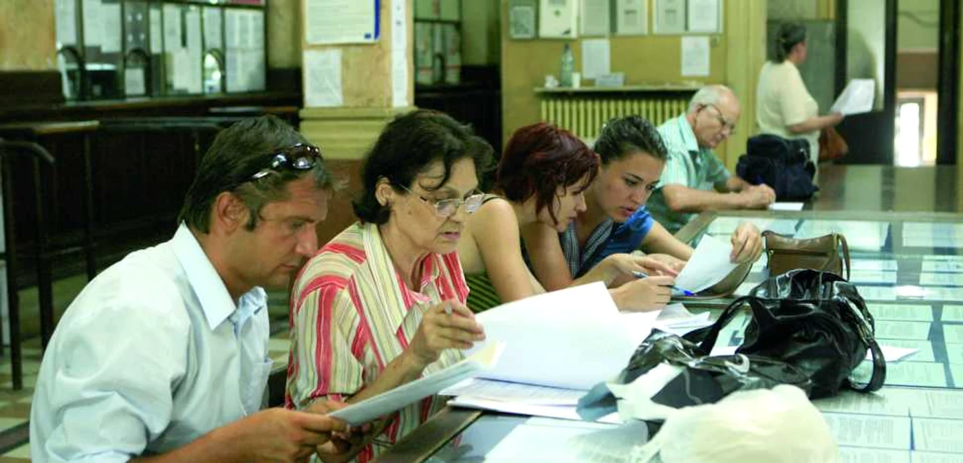 Procedura a fost decisă de Guvern printr-un proiect de lege, după ce, la începutul anului, câteva mii de copii din Curtea de Argeş şi din localităţile limitrofe care au alocaţiile pe card au primit înştiinţări de plată de la ANAF prin care sunt anunţaţi că au de achitat câte 468 de lei, reprezentând CAS pe anul 2012