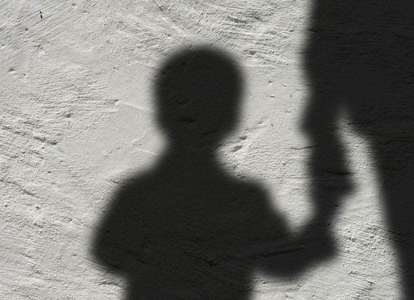 Români reținuți pentru că și-au bătut copilul de doi ani, în timp ce se aflau în Germania