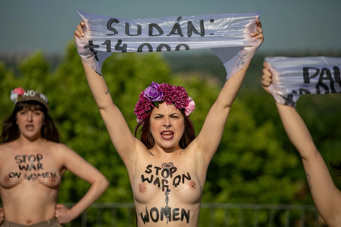 Activistele Femen și Extinction Rebellion au protestat topless, la Madrid. Mai 2024