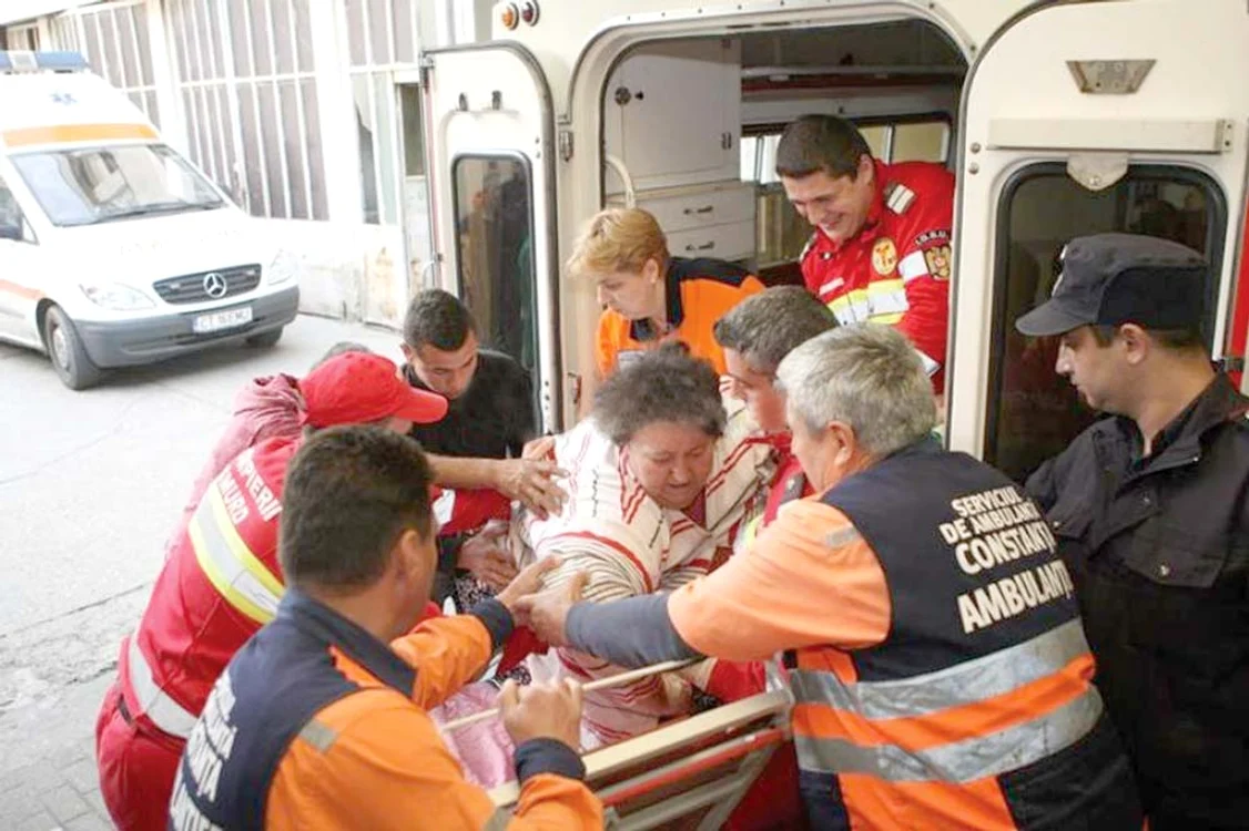 Lenuţa Ionescu a fost transportată la Spitalul Judeţean din ConstanţaFoto: TELEGRAF, CONSTANŢA
