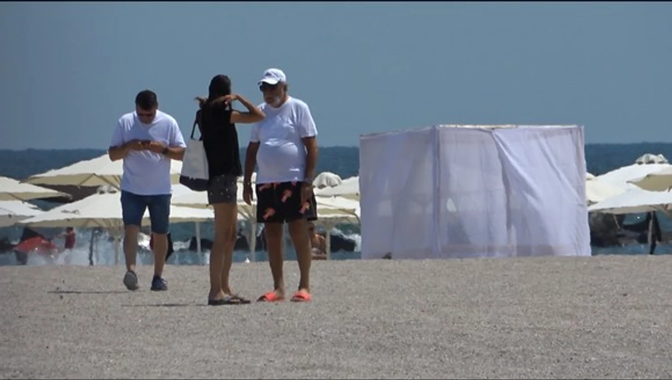 
    Ion Țiriac  a venit însoțit  de o brunetă  sexy la plajă   