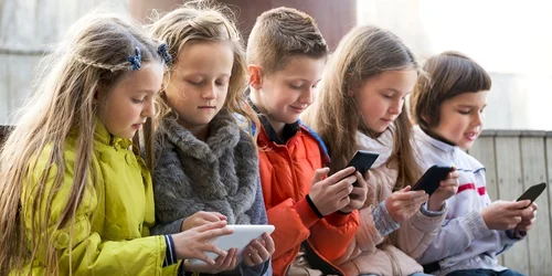 2 copii pe telefoane si tablete jpg jpeg