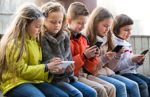 2 copii pe telefoane si tablete jpg jpeg