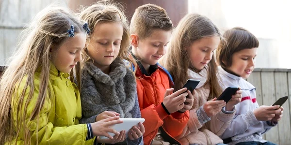 2 copii pe telefoane si tablete jpg jpeg