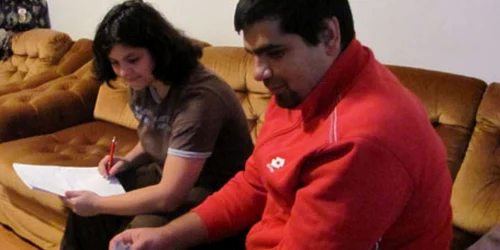 Clara Weber şi colegul ei, Virgil Covaci, învaţă să folosească la maximum fiecare bănuţ