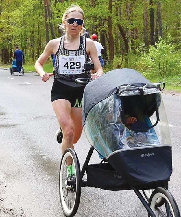 Khrystyna Bohomiahkova a împins căruciorul fără oprire, în timpul competiţiei