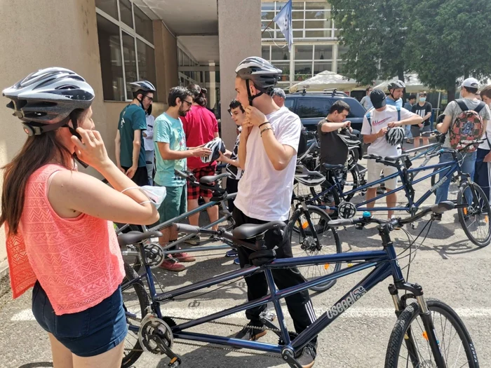 Biciclete tandem pentru nevăzătorii care fac turul Timişoarei FOTO Ş.Both