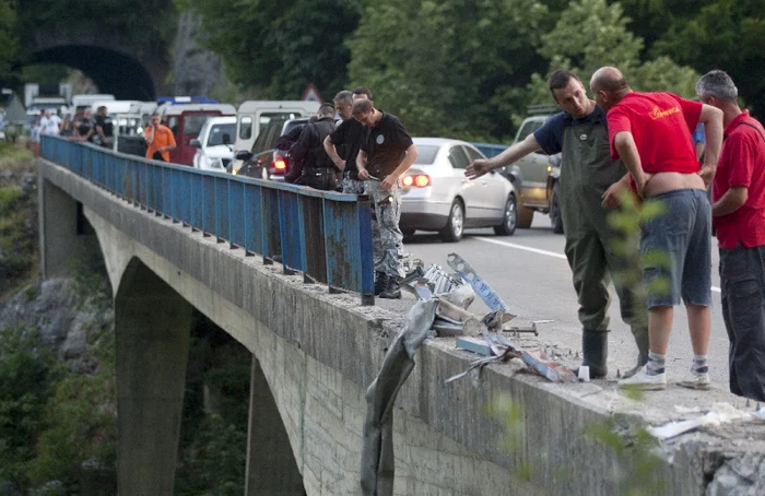 
    Vedere asupra locului în care s-a produs accidentul de autocar din Muntenegru. (Foto: Reuters)  