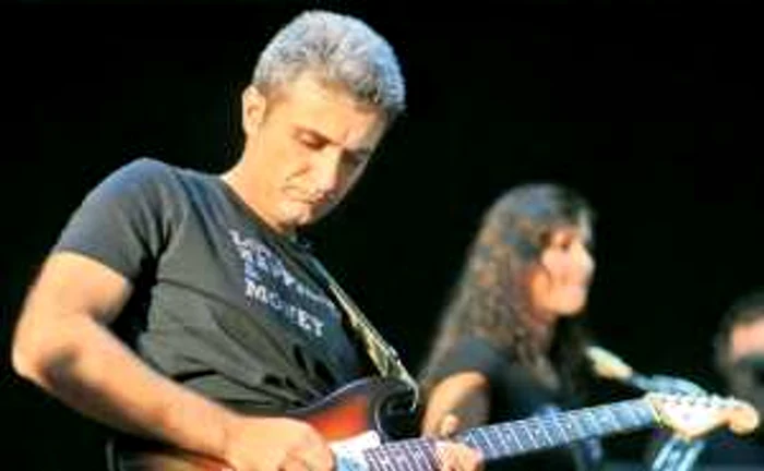 Robert Turcescu este solistul trupei pop-rock Casa Presei