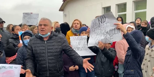 protestul parintilor elevilor si profesorilor de la Marginea 