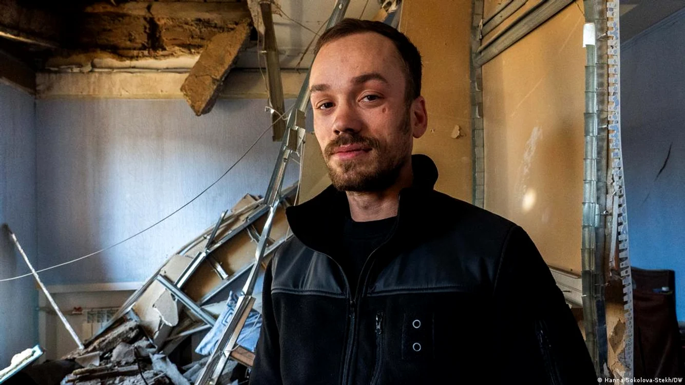 Voluntarul Vladislav Zamuzenko în camera de hotel devastată în urma unui atac cu drone