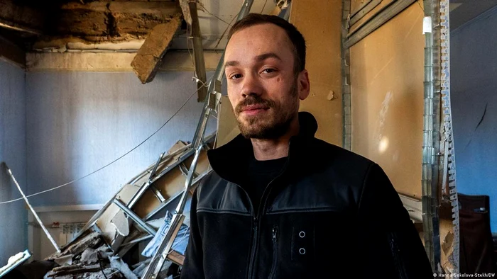 Voluntarul Vladislav Zamuzenko în camera de hotel devastată în urma unui atac cu drone