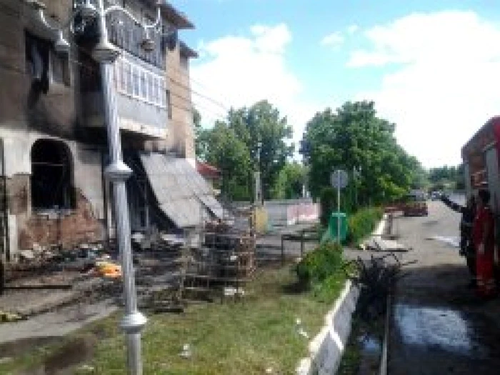 Blocul a fost afectat serios de suflul exploziei