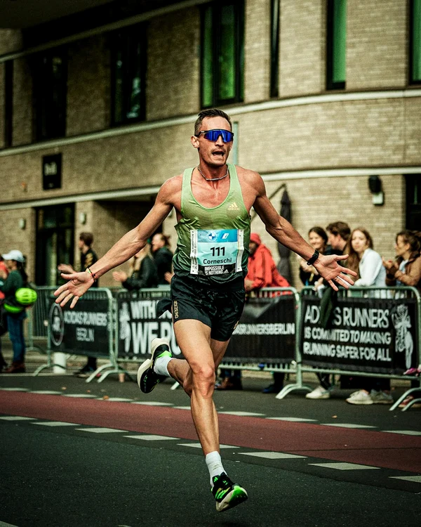 Corneschi, în timpul Maratonului de la Berlin, când a terminat cursa în sub 2 ore și 14 minute.