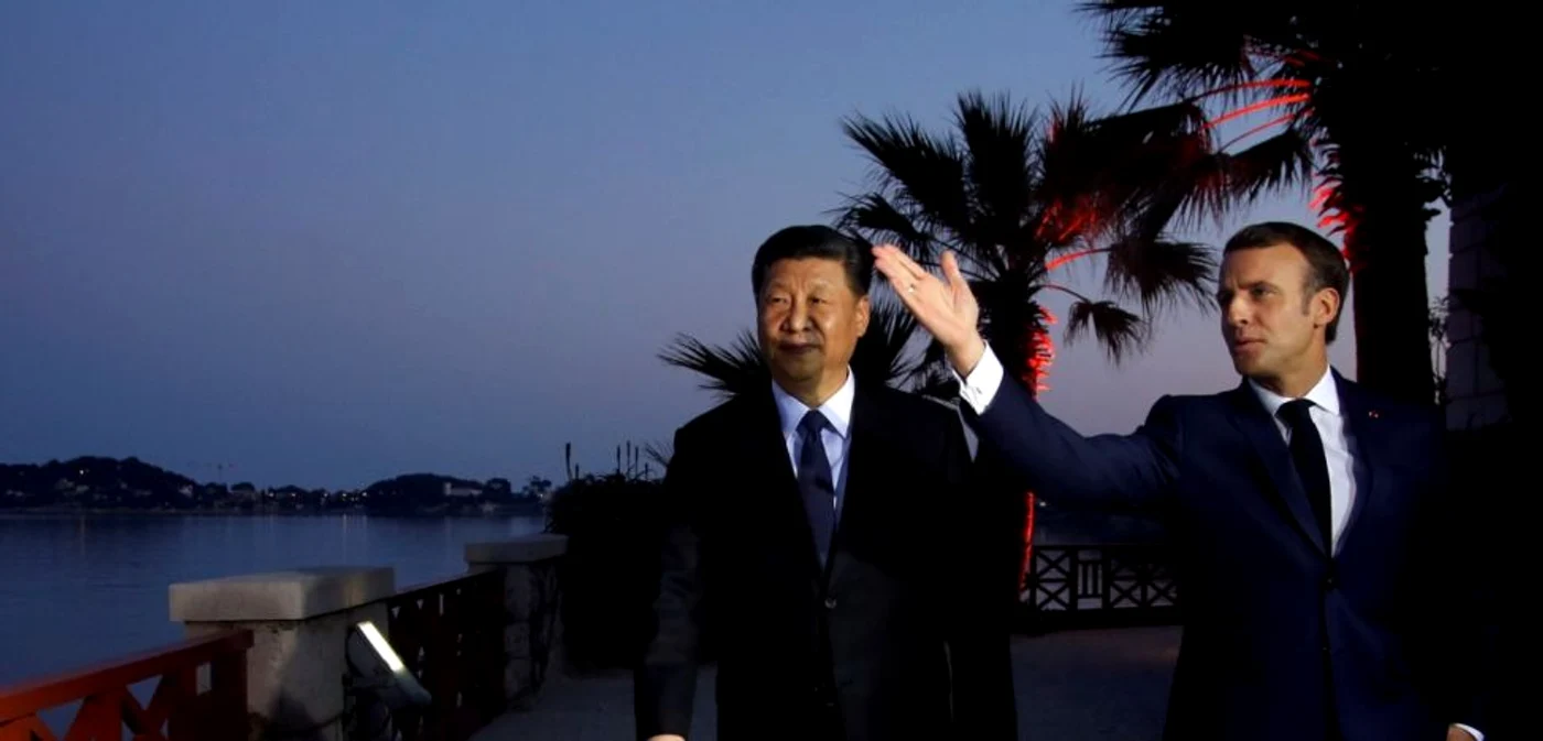 Emmanuel Macron si Xi Jinping facand turul vilei Kerylos FOTO EPA-EFE