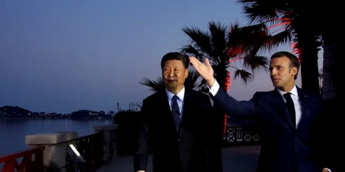 Emmanuel Macron si Xi Jinping facand turul vilei Kerylos FOTO EPA-EFE