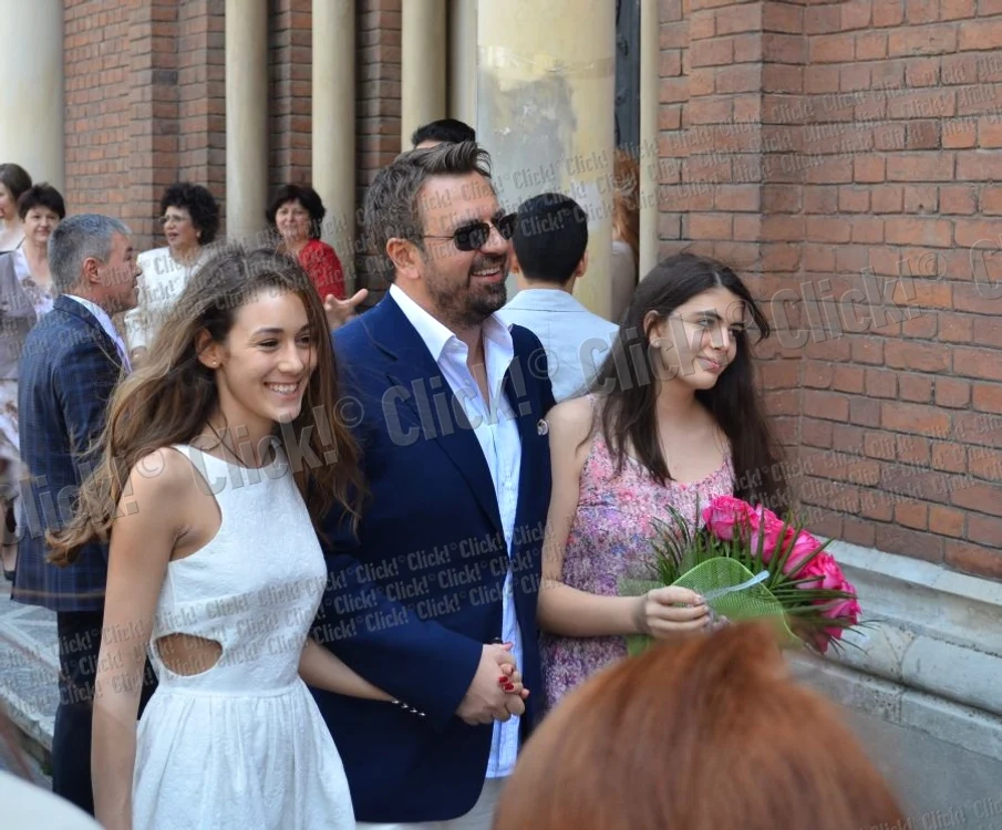 
    Horia Brenciu a venit cu voie bună şi cu fiicele vitrege a botezul Sofiei lui Bartoş. (Foto: Alex Muscaliu)  