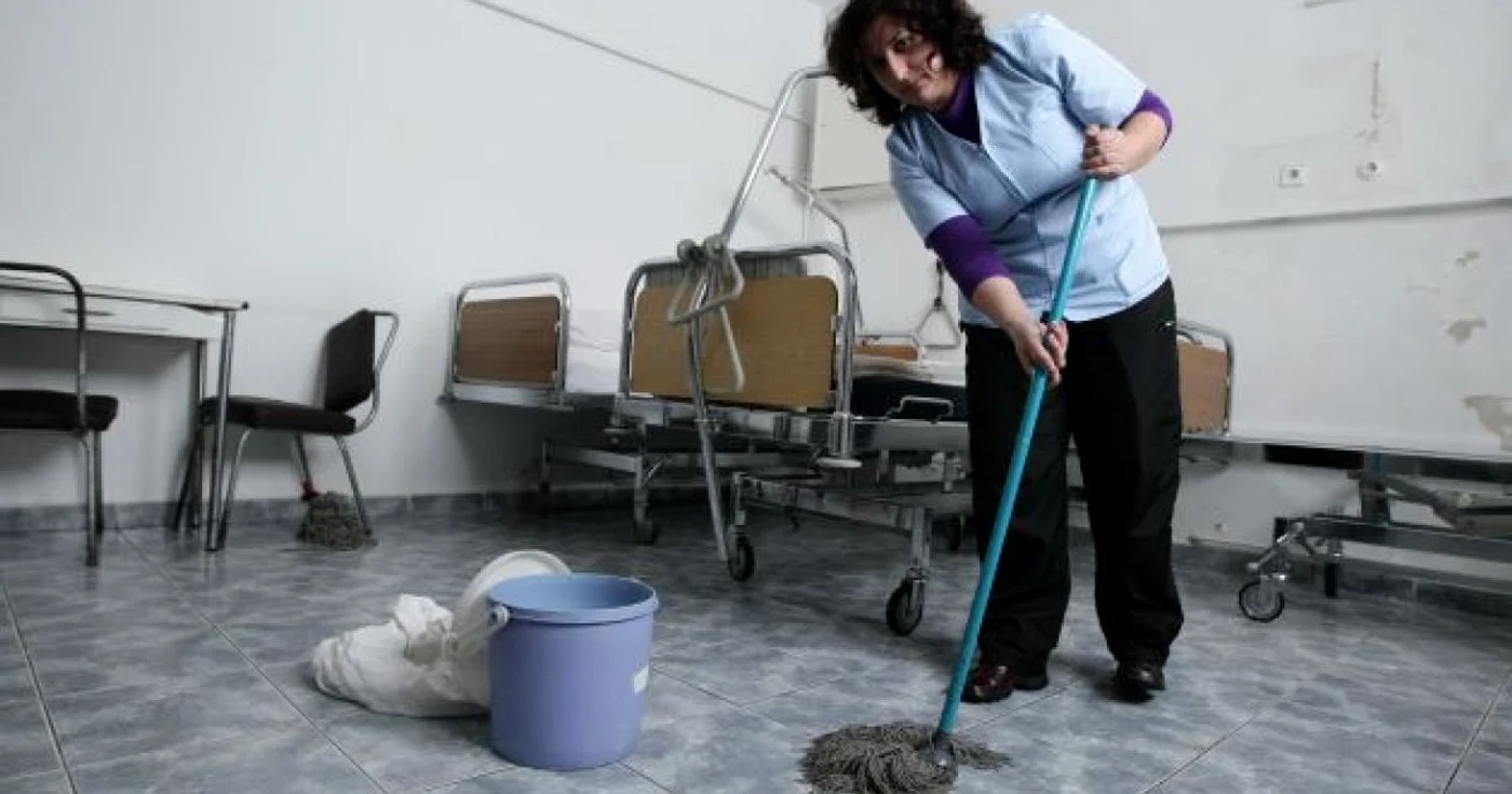 Angajaţii spitalului au împânzit cu găleţi saloanele de la ultimul etaj al unităţii, unde să cadă apa care se scurge prin tavan. 