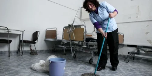 Angajaţii spitalului au împânzit cu găleţi saloanele de la ultimul etaj al unităţii, unde să cadă apa care se scurge prin tavan.
