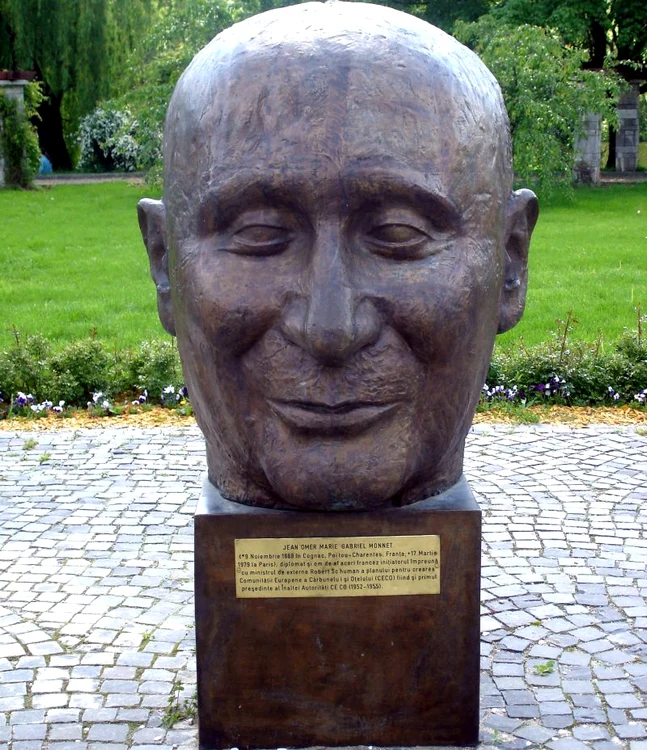 Monumentul parintilor UE Jean Monnet jpg jpeg