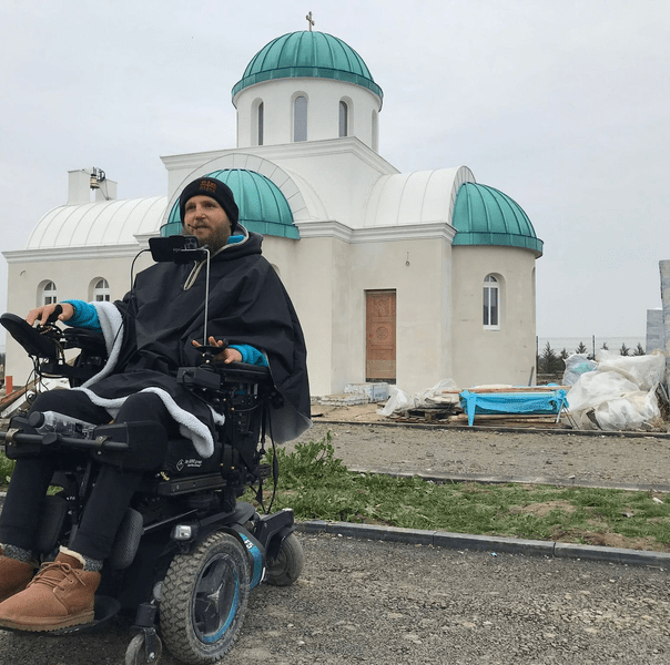 Mihai Neșu a împlinit 40 de ani. Cum decurge o zi din viața lui la 12 ani după accidentul cumplit care i-a schimbat destinul