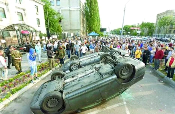 Manifestanţii răstoarnă maşinile diplomatice...