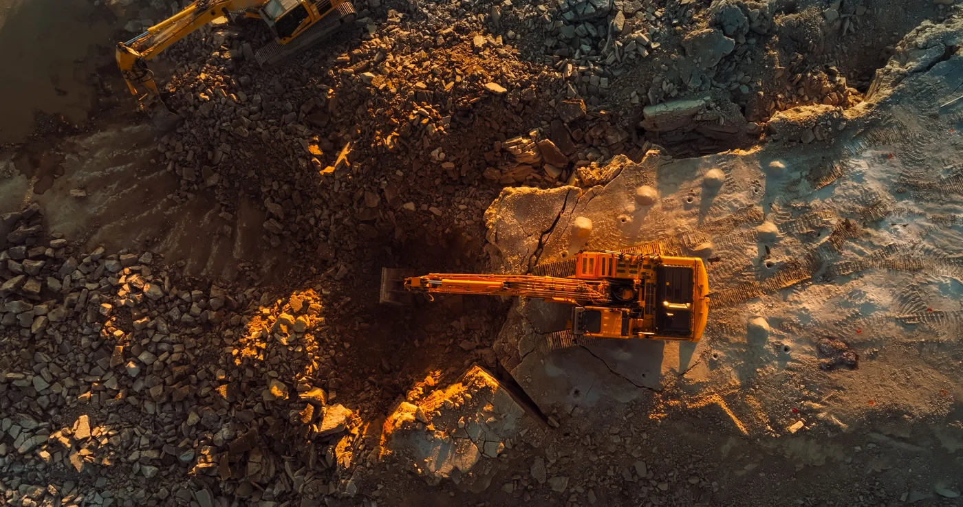 Excavator sapă pentru a extrage resurse naturale FOTO Shutterstock 