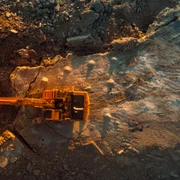 Excavator sapă pentru a extrage resurse naturale FOTO Shutterstock 