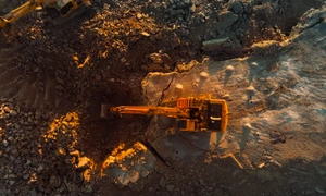 Excavator sapă pentru a extrage resurse naturale FOTO Shutterstock 
