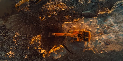 Excavator sapă pentru a extrage resurse naturale FOTO Shutterstock 